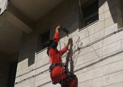 پیچ و رولپلاک سنگ نما در مرکزی