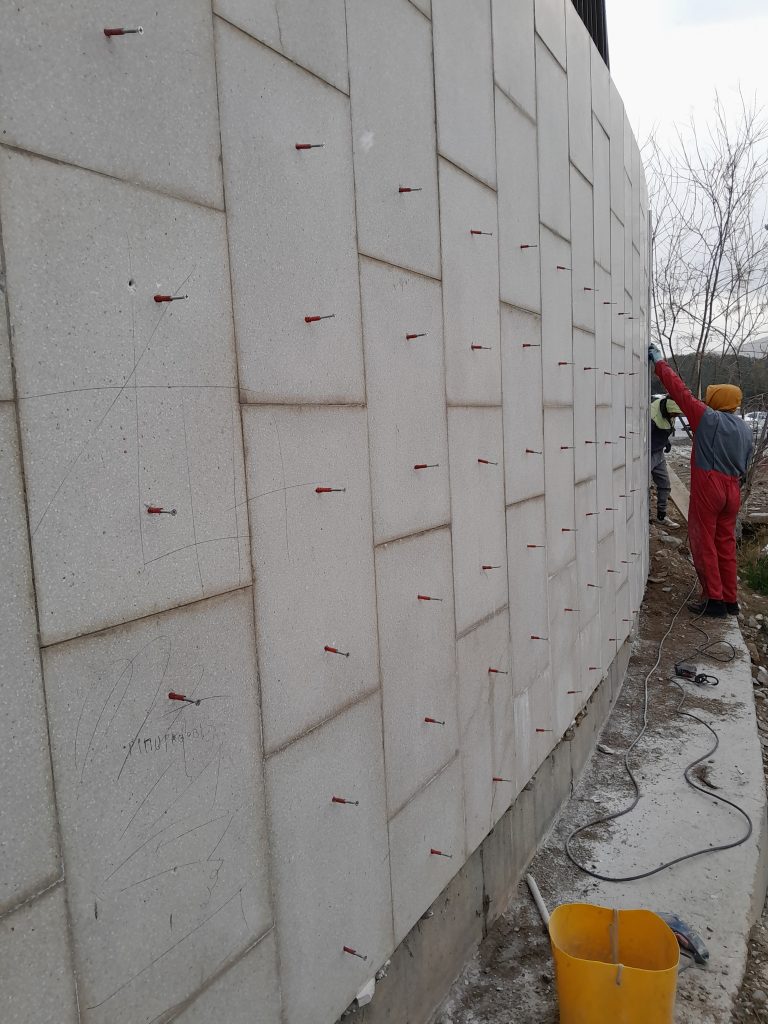 فاصله ی بین پیچ ها